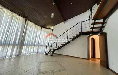 Imagem: A casa possui 4 Dormitórios, 5 Banheiros, 4 Vagas na garagem