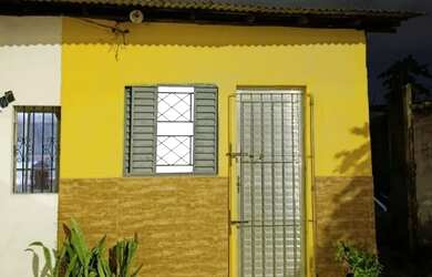 Imagem: A casa possui 1 Dormitório, 1 Banheiro, 1 Vaga na garagem