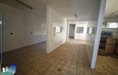 Imagem: O depósito possui 3 Vagas na garagem e 281m² de Área e está