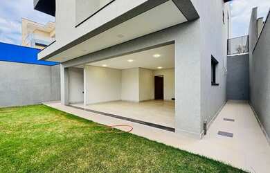 Imagem: A casa em condomínio possui 4 Dormitórios, 4 Banheiros, 220m²