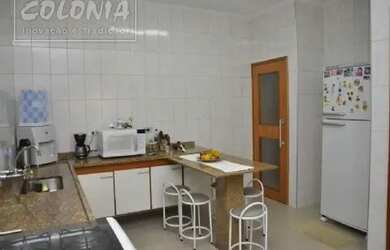 Imagem: A casa possui 3 Dormitórios, 2 Banheiros, 5 Vagas na garagem