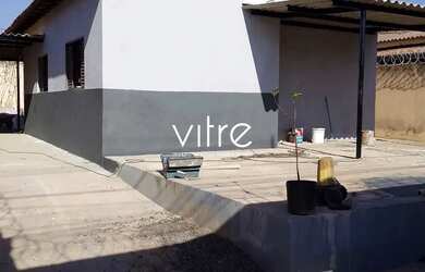 Imagem: A casa possui 2 Dormitórios, 1 Banheiro, 2 Vagas na garagem