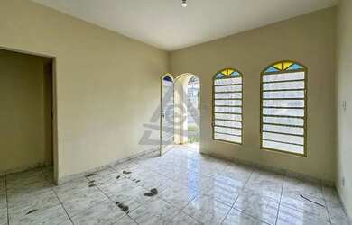 Imagem: A casa possui 4 Dormitórios, 3 Banheiros, 3 Vagas na garagem