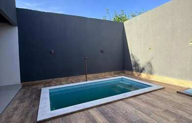 Imagem: A casa possui 3 Dormitórios, 2 Banheiros, 2 Vagas na garagem