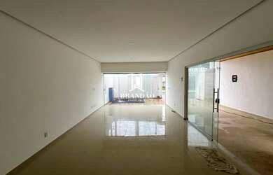 Imagem: A casa possui 3 Dormitórios, 3 Banheiros, 2 Vagas na garagem