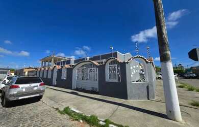 Imagem: A casa possui 4 Dormitórios, 2 Banheiros, 2 Vagas na garagem