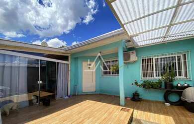 Imagem: A casa possui 3 Dormitórios, 1 Banheiro, 2 Vagas na garagem