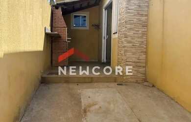 Imagem: A casa possui 2 Dormitórios, 1 Banheiro, 2 Vagas na garagem