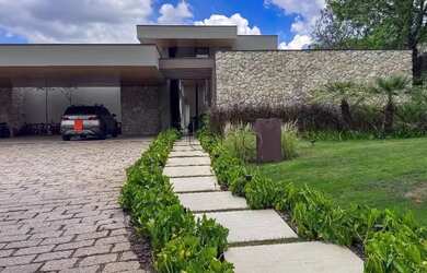 Imagem: A casa em condomínio possui 5 Dormitórios, 5 Banheiros, 5