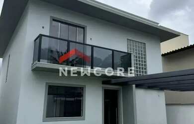 Imagem: A casa possui 3 Dormitórios, 2 Banheiros, 2 Vagas na garagem