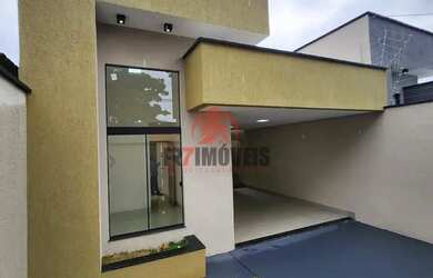 Imagem: A casa possui 3 Dormitórios, 2 Banheiros, 2 Vagas na garagem