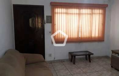 Imagem: A casa possui 3 Dormitórios, 1 Banheiro, 2 Vagas na garagem