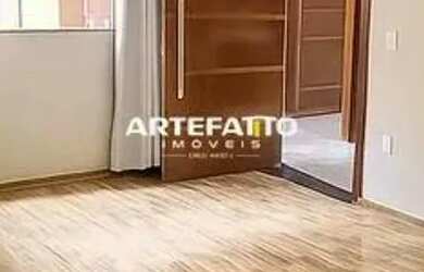 Imagem: A casa possui 2 Dormitórios, 1 Banheiro, 2 Vagas na garagem