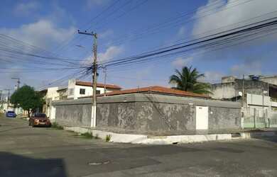 Imagem: A casa possui 3 Dormitórios, 3 Banheiros, 2 Vagas na garagem