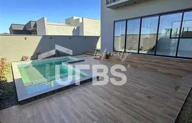 Imagem: A casa em condomínio possui 4 Dormitórios, 5 Banheiros, 4