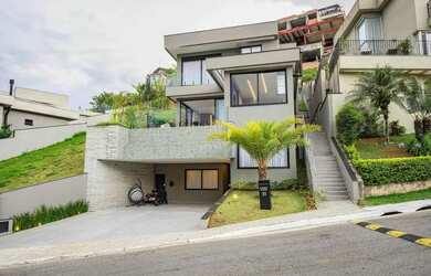 Imagem: A casa possui 5 Dormitórios, 5 Banheiros, 4 Vagas na garagem