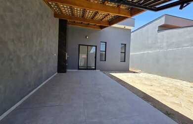 Imagem: A casa possui 3 Dormitórios, 2 Banheiros, 3 Vagas na garagem