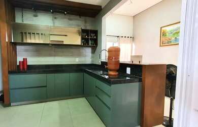 Imagem: A casa possui 3 Dormitórios, 2 Banheiros, 2 Vagas na garagem