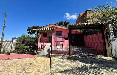 Imagem: A casa possui 3 Dormitórios, 2 Banheiros, 2 Vagas na garagem