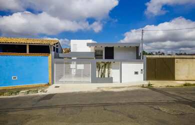 Imagem: A casa possui 3 Dormitórios, 2 Banheiros, 2 Vagas na garagem