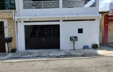 Imagem: A casa possui 5 Dormitórios, 4 Banheiros, 2 Vagas na garagem