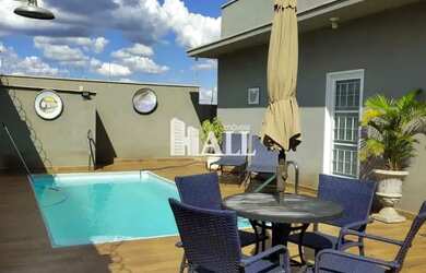 Imagem: A casa possui 3 Dormitórios, 2 Banheiros, 3 Vagas na garagem