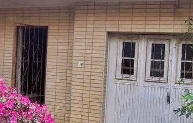 Imagem: A casa possui 4 Dormitórios, 3 Banheiros, 2 Vagas na garagem