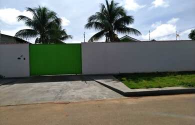 Imagem: A casa possui 3 Dormitórios, 3 Banheiros, 3 Vagas na garagem