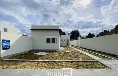 Imagem: A casa e possui 2 Dormitórios, Suítes, 2 Banheiros, 4 Vagas