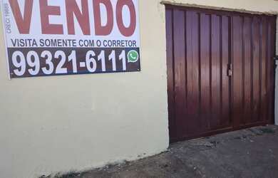 Imagem: A casa possui 2 Dormitórios, 1 Banheiro, 2 Vagas na garagem