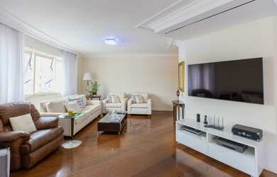 Imagem: Casa para venda tem 1555 metros quadrados com 7 quartos em Busca