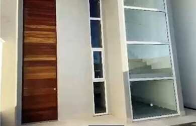 Imagem: A casa possui 3 Dormitórios, 2 Banheiros, 2 Vagas na garagem