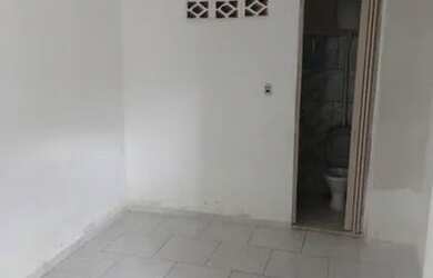 Imagem: A casa possui 1 Dormitório, 1 Banheiro e está localizado