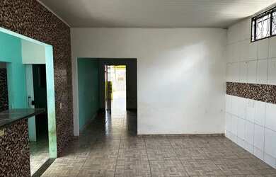 Imagem: A casa possui 3 Dormitórios, 2 Banheiros, 3 Vagas na garagem