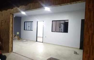 Imagem: A casa possui 3 Dormitórios, 2 Banheiros, 1 Vaga na garagem