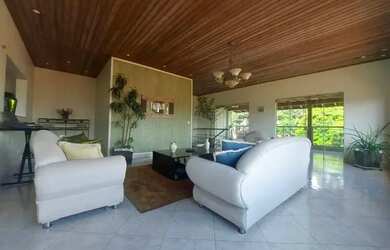 Imagem: A casa possui 3 Dormitórios, 3 Banheiros, 3 Vagas na garagem