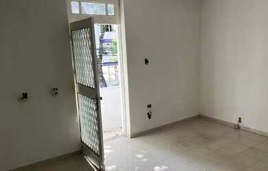 Imagem: A casa possui 5 Dormitórios, 1 Banheiro, 1 Vaga na garagem