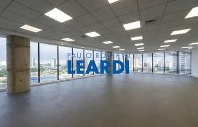 Imagem: O depósito possui 5 Vagas na garagem, 1.603m² de Área e