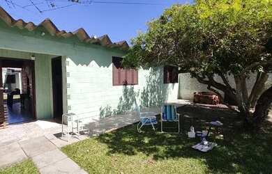 Imagem: A casa possui 2 Dormitórios, 1 Banheiro, 2 Vagas na garagem