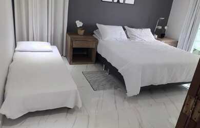 Imagem: A casa possui 2 Dormitórios e 3 Vagas na garagem e está localizado