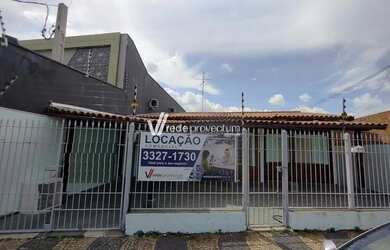 Imagem: A casa possui 4 Dormitórios, 3 Banheiros, 4 Vagas na garagem