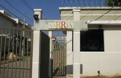 Imagem: A casa em condomínio possui 3 Dormitórios, 1 Banheiro, 2 Vagas