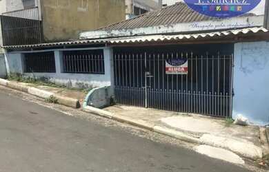 Imagem: A casa possui 3 Dormitórios, 1 Banheiro, 1 Vaga na garagem