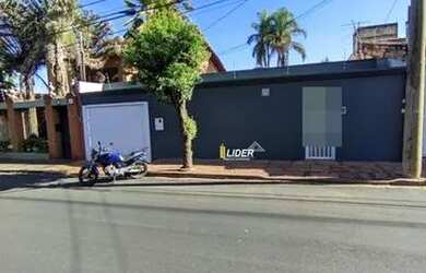 Imagem: A casa possui 4 Dormitórios, 3 Banheiros, 1 Vaga na garagem