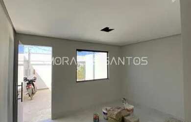 Imagem: A casa possui 2 Dormitórios, 1 Banheiro, 2 Vagas na garagem