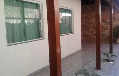 Imagem: A casa possui 4 Dormitórios, 3 Banheiros, 2 Vagas na garagem