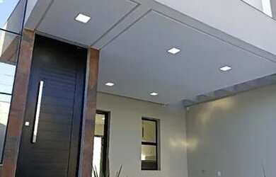 Imagem: A casa possui 3 Dormitórios, 3 Banheiros, 2 Vagas na garagem