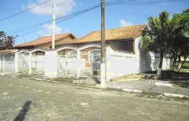 Imagem: A casa possui 3 Dormitórios, 3 Vagas na garagem e está localizado