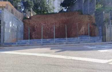 Imagem: O terreno possui 484m² de Área e Área de serviço e está