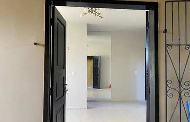 Imagem: A casa possui 2 Dormitórios, 1 Banheiro, 5 Vagas na garagem